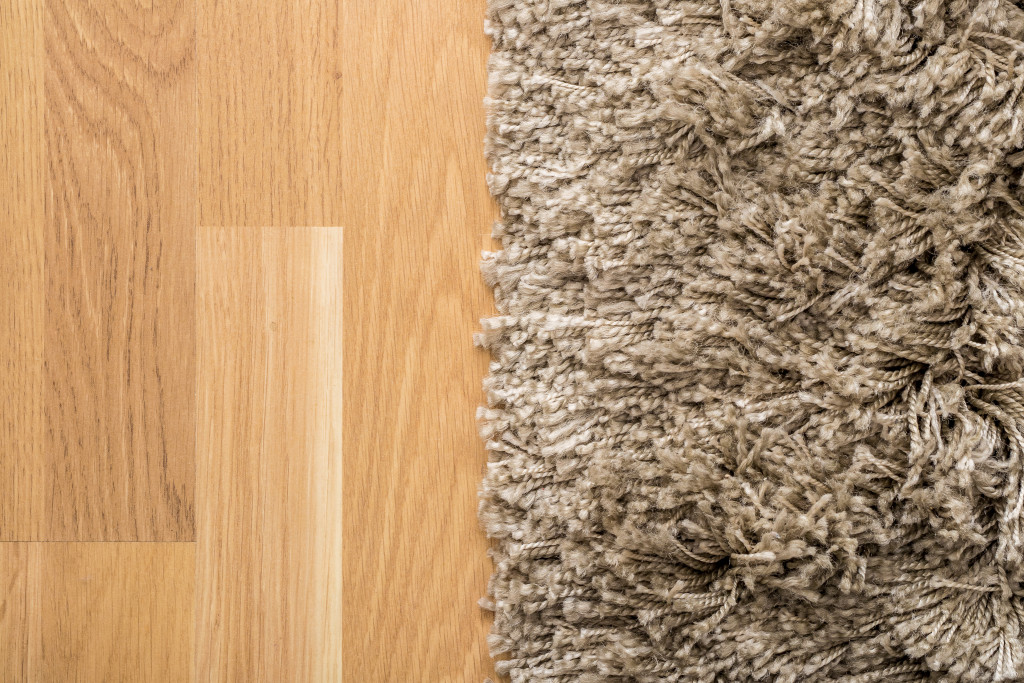 Laminate floor and fluffy carpet side by side