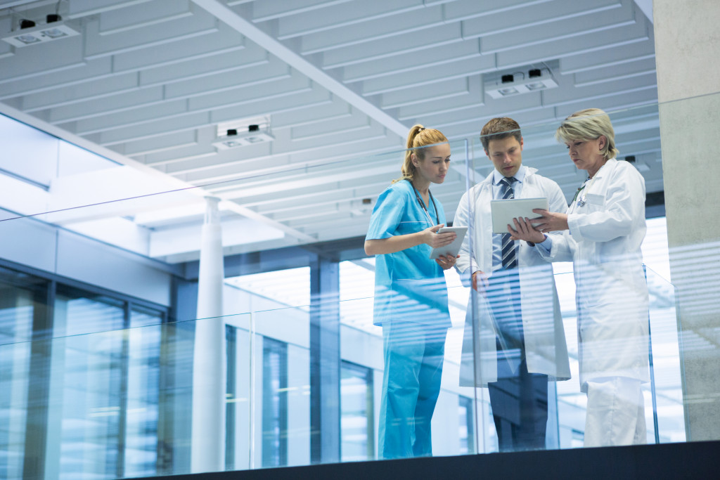 Health professional discussing the file of a patient in a hospital.